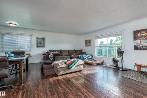 10624 40 Street, Edmonton, AB - Indoor Photo Showing Living Room