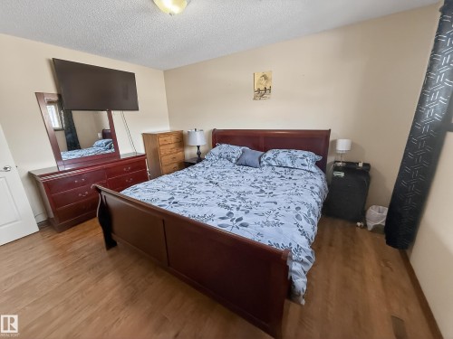 8316 122 Avenue, Edmonton, AB - Indoor Photo Showing Bedroom