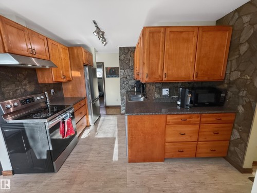 8316 122 Avenue, Edmonton, AB - Indoor Photo Showing Kitchen
