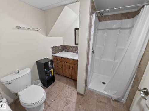 8316 122 Avenue, Edmonton, AB - Indoor Photo Showing Bathroom