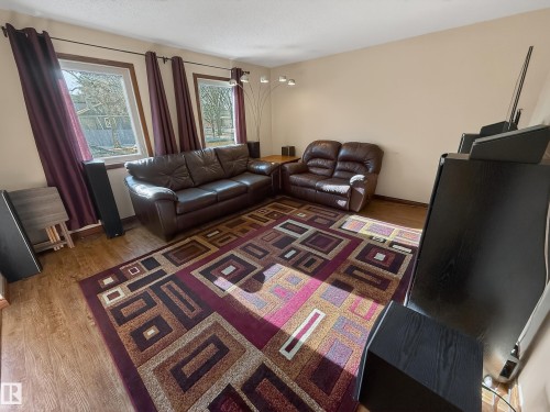 8316 122 Avenue, Edmonton, AB - Indoor Photo Showing Living Room