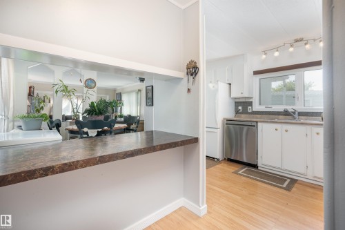 2438 Lakeview Bay, Edmonton, AB - Indoor Photo Showing Kitchen
