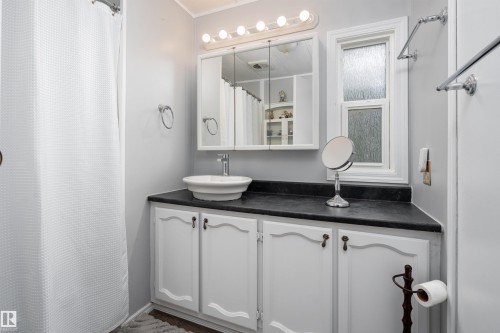 2438 Lakeview Bay, Edmonton, AB - Indoor Photo Showing Bathroom