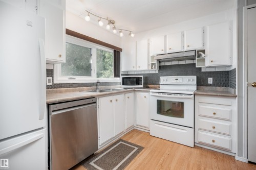 2438 Lakeview Bay, Edmonton, AB - Indoor Photo Showing Kitchen With Double Sink