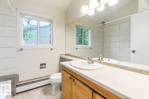 11122 83 Avenue, Edmonton, AB - Indoor Photo Showing Bathroom