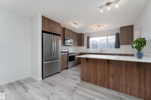 22371 93 Avenue, Edmonton, AB - Indoor Photo Showing Kitchen