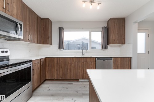 22371 93 Avenue, Edmonton, AB - Indoor Photo Showing Kitchen With Upgraded Kitchen