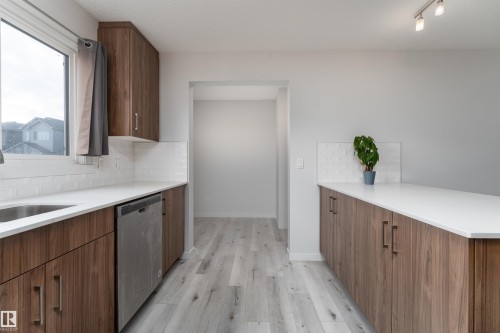 22371 93 Avenue, Edmonton, AB - Indoor Photo Showing Kitchen