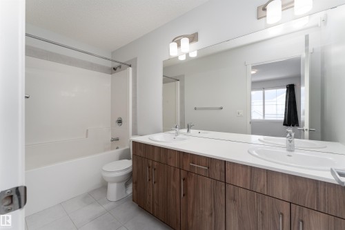 22371 93 Avenue, Edmonton, AB - Indoor Photo Showing Bathroom