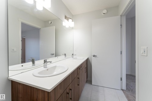 22371 93 Avenue, Edmonton, AB - Indoor Photo Showing Bathroom