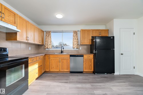 144 Green Ash Drive, Wetaskiwin, AB - Indoor Photo Showing Kitchen