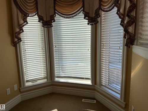 Detailed view of carpet flooring - 816 Wildwood Crescent Nw, Edmonton, AB - Indoor Photo Showing Other Room