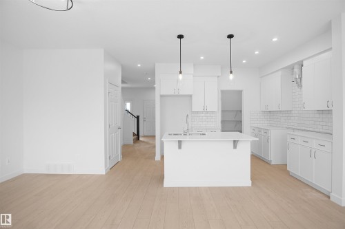 4635 Kinsella Landing, Edmonton, AB - Indoor Photo Showing Kitchen With Upgraded Kitchen