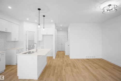 22920 82 Avenue, Edmonton, AB - Indoor Photo Showing Kitchen With Double Sink With Upgraded Kitchen