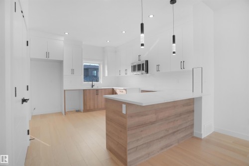 84 Blackbird Bend, Fort Saskatchewan, AB - Indoor Photo Showing Kitchen With Upgraded Kitchen