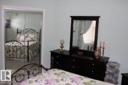 Bedroom with a closet - 