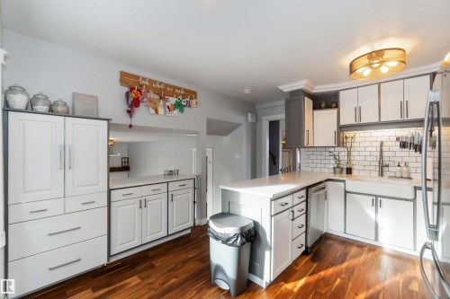 Kitchen with white cabinets, a peninsula, stainless steel appliances, and dark wood-style floors - 6 Garraway Pl, St. Albert, AB - Indoor Photo Showing Kitchen