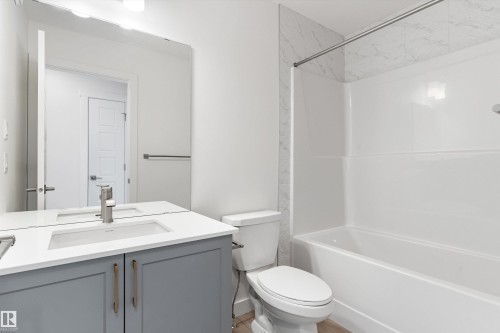 922 18 Avenue, Edmonton, AB - Indoor Photo Showing Bathroom