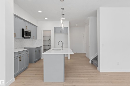 922 18 Avenue, Edmonton, AB - Indoor Photo Showing Kitchen With Upgraded Kitchen