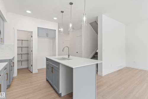 922 18 Avenue, Edmonton, AB - Indoor Photo Showing Kitchen With Upgraded Kitchen