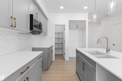 922 18 Avenue, Edmonton, AB - Indoor Photo Showing Kitchen With Double Sink With Upgraded Kitchen