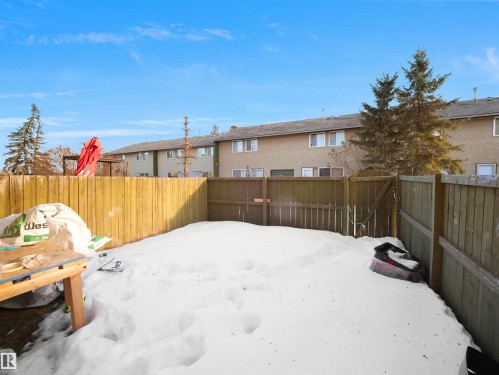Fenced backyard with a residential view - 791 Abbottsfield Road, Edmonton, AB - Outdoor