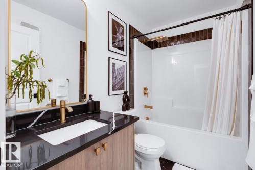 8239 Kiriak Loop, Edmonton, AB - Indoor Photo Showing Bathroom