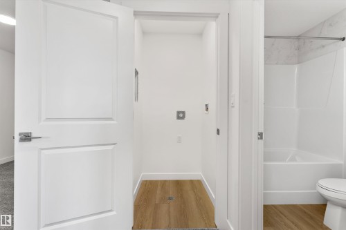 1012 14 Avenue, Edmonton, AB - Indoor Photo Showing Bathroom