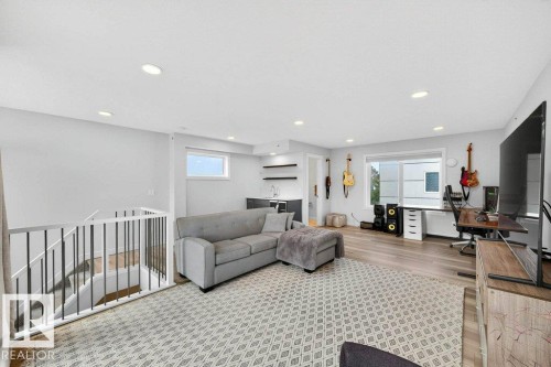 7 9745 92 Street, Edmonton, AB - Indoor