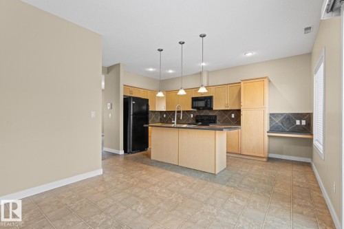 39 13825 155 Avenue, Edmonton, AB - Indoor Photo Showing Kitchen