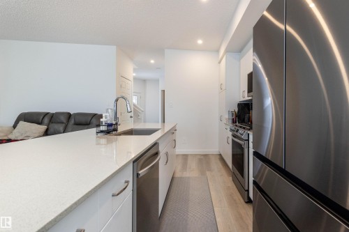 42 Jennifer Crescent, St. Albert, AB - Indoor Photo Showing Kitchen With Upgraded Kitchen