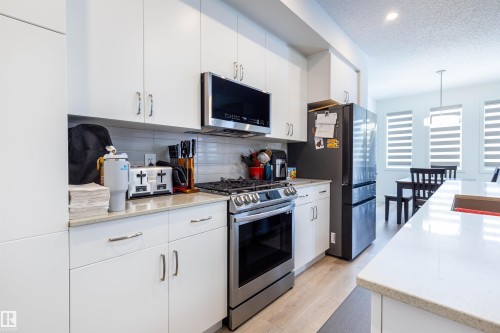 42 Jennifer Crescent, St. Albert, AB - Indoor Photo Showing Kitchen With Upgraded Kitchen