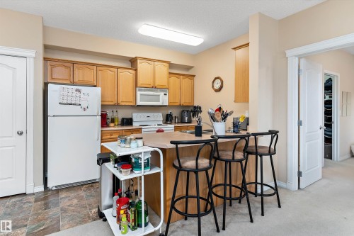 211 16715 100 Avenue, Edmonton, AB - Indoor Photo Showing Kitchen