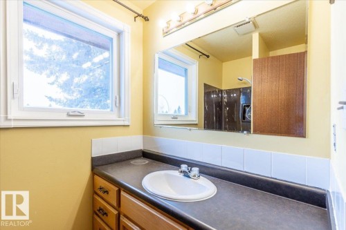 125 Pine Drive, Wetaskiwin, AB - Indoor Photo Showing Bathroom