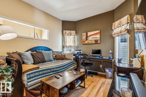 Cozy Den - 38 3003 34 Avenue, Edmonton, AB - Indoor
