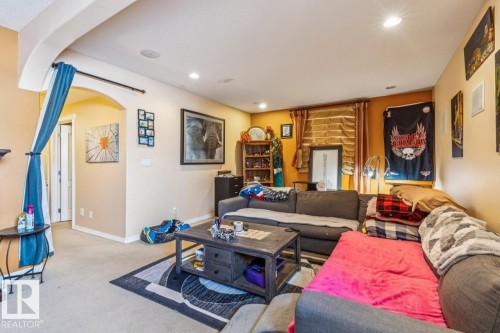 38 3003 34 Avenue, Edmonton, AB - Indoor Photo Showing Living Room