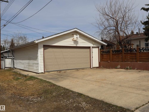Detached garage with horizontal vinyl siding and a gable roof - 5220 - 56 Street, Barrhead, AB - Outdoor With Exterior