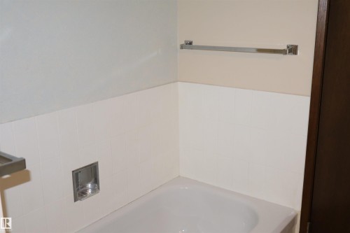Full bathroom with a garden tub - 5220 - 56 Street, Barrhead, AB - Indoor