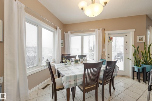 132 Leigh Crescent, Edmonton, AB - Indoor Photo Showing Dining Room