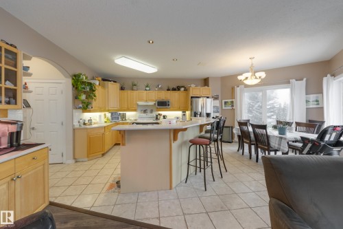132 Leigh Crescent, Edmonton, AB - Indoor Photo Showing Kitchen