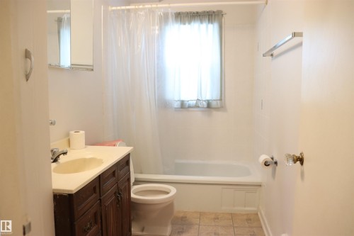 Full bathroom featuring shower / bath combo and vanity - 11250 72 Avenue, Edmonton, AB - Indoor Photo Showing Bathroom