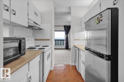 1012 9918 101 Street, Edmonton, AB - Indoor Photo Showing Kitchen