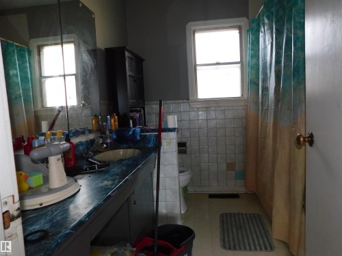 11927 67 Street, Edmonton, AB - Indoor Photo Showing Bathroom