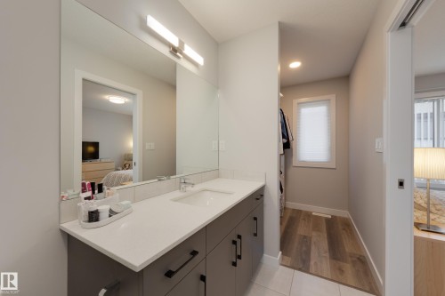 34 1729 Keene Crescent, Edmonton, AB - Indoor Photo Showing Bathroom