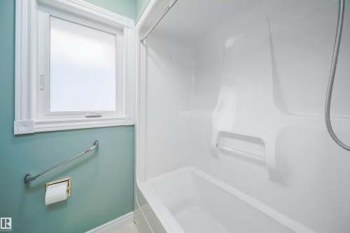 316 Burton Road, Edmonton, AB - Indoor Photo Showing Bathroom