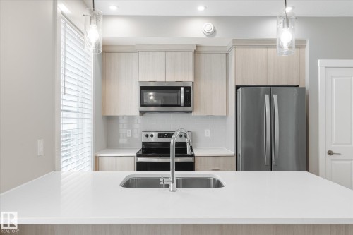 42 6905 25 Avenue, Edmonton, AB - Indoor Photo Showing Kitchen With Stainless Steel Kitchen With Double Sink With Upgraded Kitchen