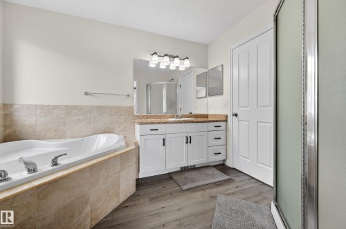 7507 Speaker Way, Edmonton, AB - Indoor Photo Showing Bathroom