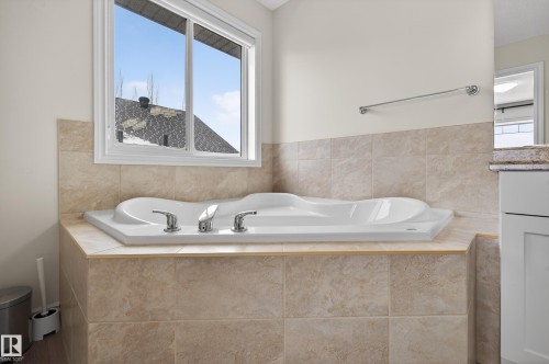 7507 Speaker Way, Edmonton, AB - Indoor Photo Showing Bathroom