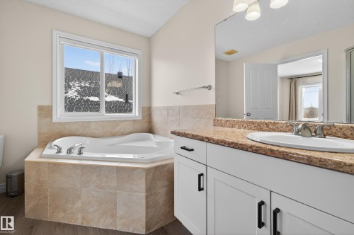 7507 Speaker Way, Edmonton, AB - Indoor Photo Showing Bathroom