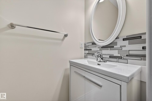 7507 Speaker Way, Edmonton, AB - Indoor Photo Showing Bathroom